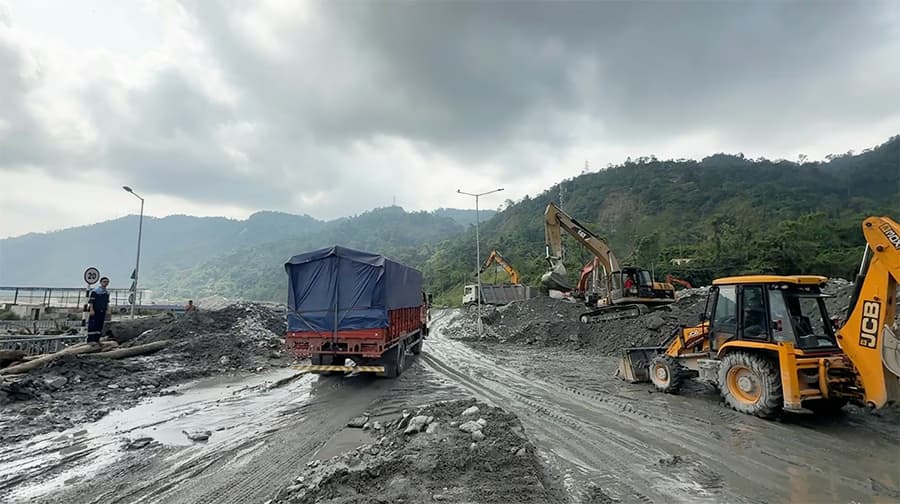 Amochhu Floods Disrupt Exports, Delay Permits