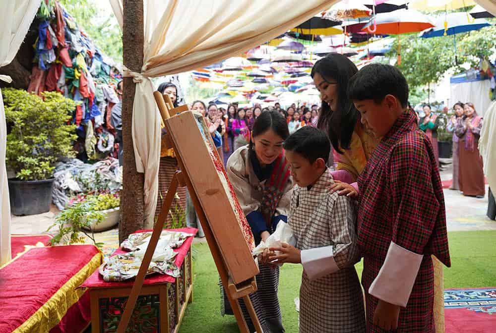 Her Majesty Opens Her Expression Festival π¨